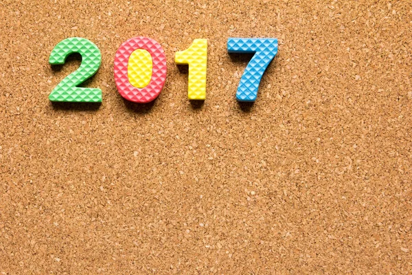 Texto 2017 do alfabeto de brinquedo no fundo da placa de cortiça (Conceito de Feliz Ano Novo ) — Fotografia de Stock