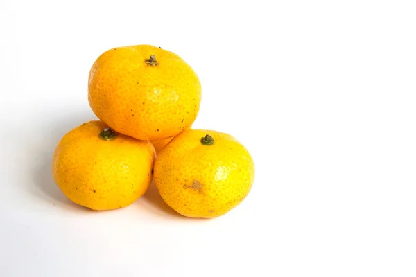 Ομάδα μανταρίνι (Citrus reticulata) σε λευκό φόντο — Φωτογραφία Αρχείου