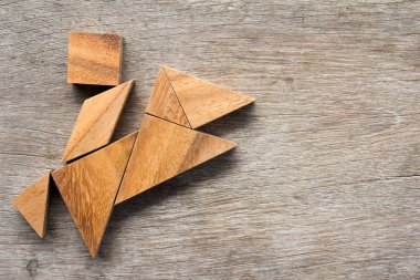 Adam olarak ahşap tangram binmek at şekli üzerinde eski ahşap adam
