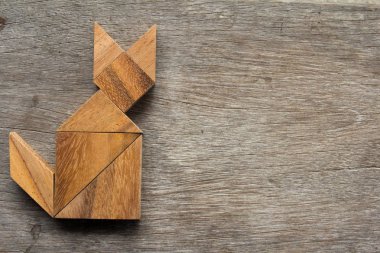 Eski ahşap arka plan üzerinde kedi şekil olarak ahşap tangram