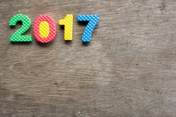 Texto 2017 em fundo de madeira (Conceito feliz ano novo ) — Fotografia de Stock
