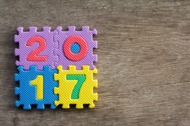 Oyuncak alfabe bağlanmak ifadeler 2017 üzerinde ahşap arka plan için (kavramı mutlu yeni yıl)