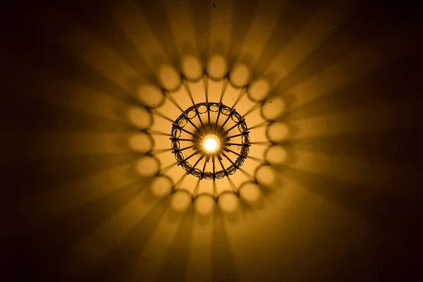 Abstracte licht en schaduw vandaan lightbulb en lantaarn — Stockfoto