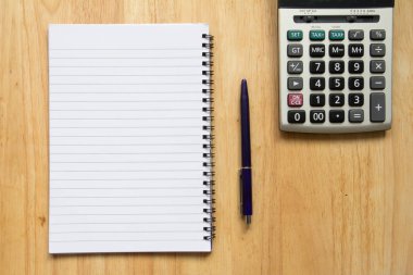 Boş kağıt not defteri kalem, ahşap masa hesap makinesi ile