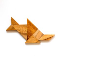 Beyaz arka plan üzerinde balık şekil olarak ahşap tangram