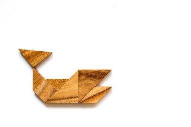 Beyaz arka plan üzerinde balina şekil olarak ahşap tangram
