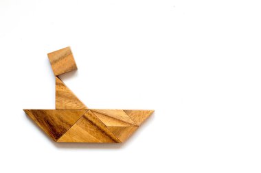 Adam kürek teknesi şekille beyaz arka plan üzerinde ahşap tangram