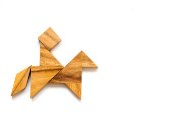 Beyaz arka plan üzerinde at şekli kişini olarak ahşap tangram