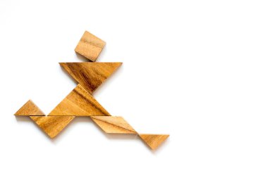 Beyaz arka planda çalışan adam şekil olarak ahşap tangram