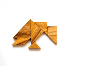 Beyaz arka plan üzerinde ev şekil olarak ahşap tangram