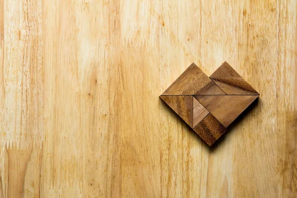 Dřevěný tangram puzzle ve tvaru srdce — Stock fotografie