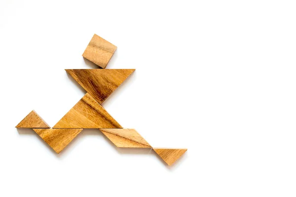 Fából készült tangram, mint futó ember alakú, fehér háttér — Stock Fotó