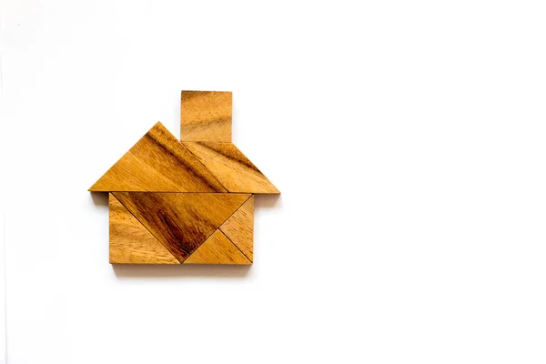 Beyaz arka plan üzerinde ev şekil olarak ahşap tangram — Stok fotoğraf
