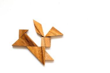 Tavşan şekil beyaz arka plan üzerinde çalışan olarak ahşap tangram