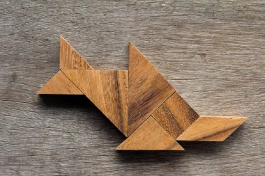 Eski ahşap arka plan üzerinde balık şekil (balık) olarak ahşap tangram