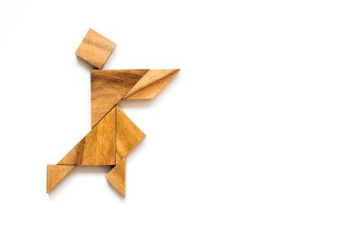 Beyaz arka plan üzerinde şey şekli tutan adam olarak ahşap tangram
