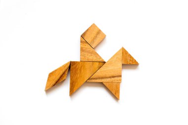 Beyaz arka plan üzerinde at şekli kişini olarak ahşap tangram