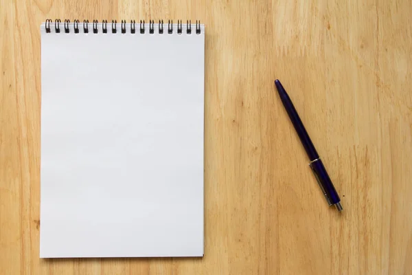 Cuaderno de notas en blanco con bolígrafo sobre mesa de madera — Foto de Stock