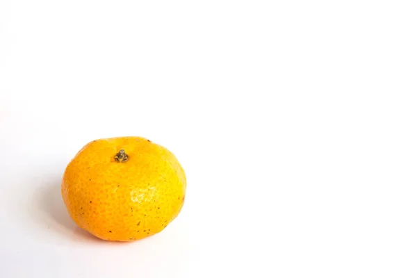 Мандарин оранжевый (Citrus reticulata) на белом фоне — стоковое фото