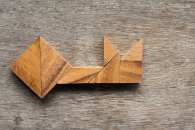 Eski ahşap arka plan üzerinde anahtar şekil olarak ahşap tangram