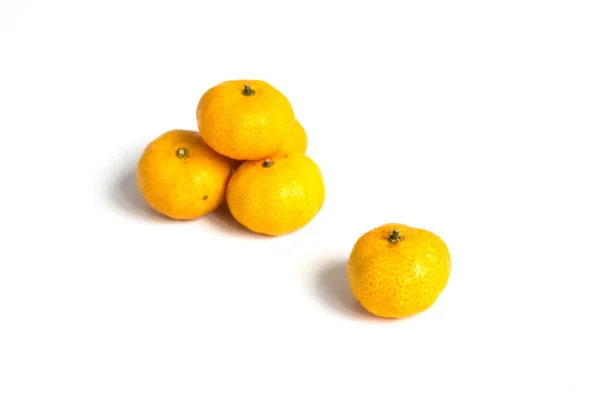 Grupo de mandarina naranja (Citrus reticulata) sobre fondo blanco — Foto de Stock
