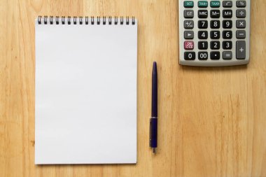 Boş kağıt not defteri kalem, ahşap masa hesap makinesi ile