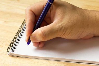 İş adamı Not kağıt arka plan üzerinde kalemle yazmak