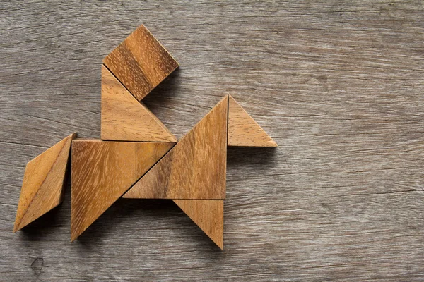 Adam olarak ahşap tangram binmek at şekli üzerinde eski ahşap adam
