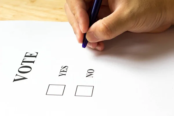 Decision paper with yes and no choice with man hold the pen on w — Stock Photo, Image