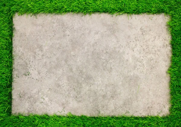 Placa de concreto quadrado no fundo de grama verde artificial — Fotografia de Stock