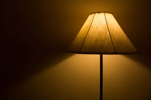 Lámpara de pie con luz y fondo de sombra —  Fotos de Stock