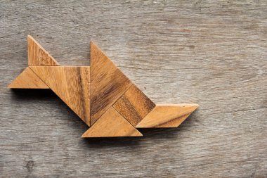 Eski ahşap arka plan üzerinde balık şekil (balık) olarak ahşap tangram