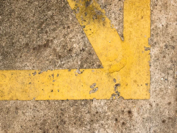 Желтая линия скрещивается как угол на железобетонном заднем проеме — стоковое фото