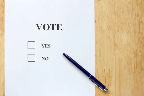 Decision paper with yes and no choice on wood background — Stock Photo, Image