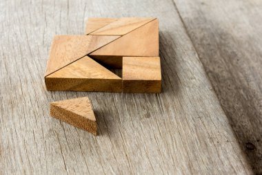 Tangram bulmacanın beklemek için yerine getirmek kalp şeklinde ahşap tablo