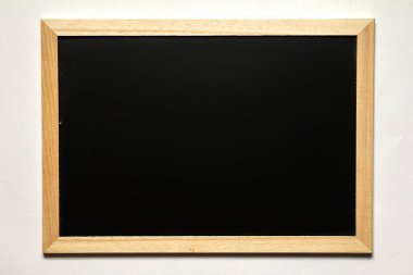 Beyaz arka plan üzerinde ahşap çerçeve ile boş kara tahta