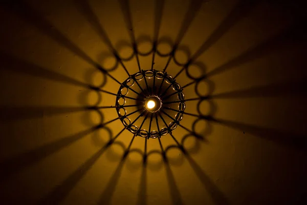 Luce astratta e ombra provengono da lampadina e lanterna — Foto Stock