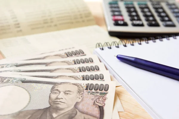 Compte d'épargne passbok, yen japonais, carnet de notes, calculatrice et — Photo