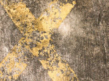 Grunge sarı çizgiyi lekeli beton zemin üzerine