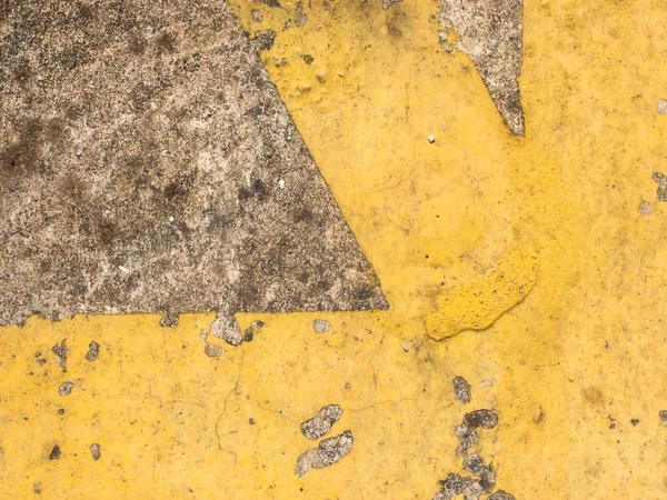 Желтая линия скрещивается как угол на железобетонном заднем проеме — стоковое фото