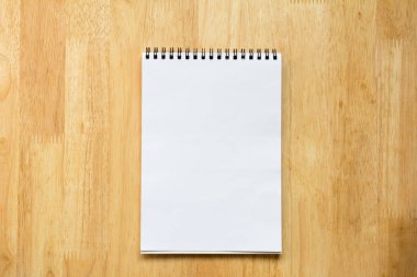 Boş kağıt not defteri ahşap masa arka plan üzerinde