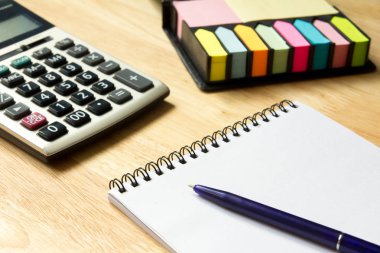 Kalem, hesap makinesi, Not arka plan boş Not defteriyle