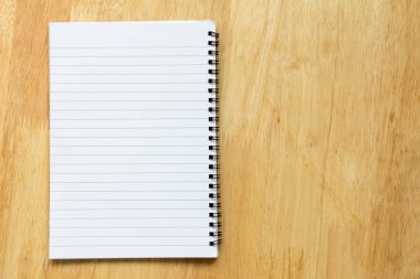 Boş kağıt not defteri ahşap masa arka plan üzerinde