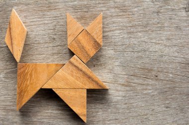 Ahşap arka plan üzerinde kedi şeklinde bulmaca Çince tangram