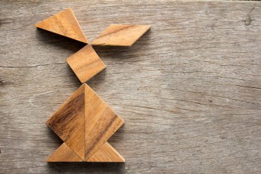 Ahşap arka plan (Con üzerinde tavşan şeklinde bulmaca Çince tangram