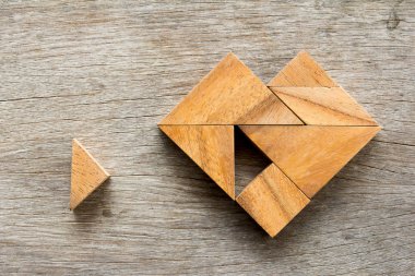 Tangram bulmacanın beklemek için yerine getirmek kalp şeklinde ahşap tablo