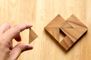 Tangram bulmacanın parçası düzenlenen adam w üzerinde kalp şekli yerine getirmek için
