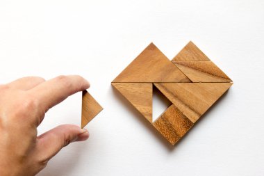 Tangram bulmacanın parçası düzenlenen adam w üzerinde kalp şekli yerine getirmek için