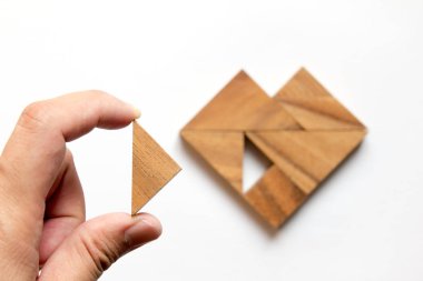 Tangram bulmacanın parçası düzenlenen adam w üzerinde kalp şekli yerine getirmek için