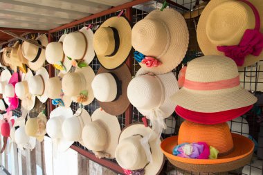 Grup yaz, plaj tatil asmak rafta için şapka